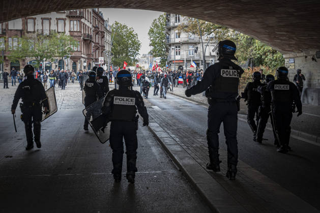 24.10.2026, Lothringen, Metz. Erneut demonstrieren am Samstag mehrere hundert Menschen im franzoesischen Metz. Schueler, Studenten, Gewerkschaften und Gelbwesten versammeln sich auf dem Place de la Republique. Von dort ziehen sie durch die Innenstadt vor das Centre Pompidou Metz. Begleitet von starken Polizeikraeften verlaeuft die Versammlung bis zum Nachmittag friedlich.