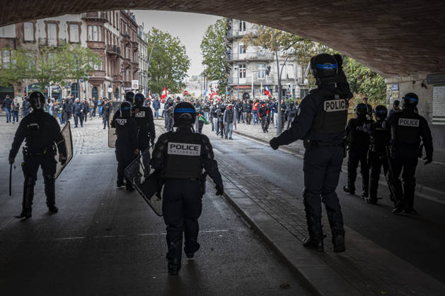 24.10.2026, Lothringen, Metz. Erneut demonstrieren am Samstag mehrere hundert Menschen im franzoesischen Metz. Schueler, Studenten, Gewerkschaften und Gelbwesten versammeln sich auf dem Place de la Republique. Von dort ziehen sie durch die Innenstadt vor das Centre Pompidou Metz. Begleitet von starken Polizeikraeften verlaeuft die Versammlung bis zum Nachmittag friedlich.