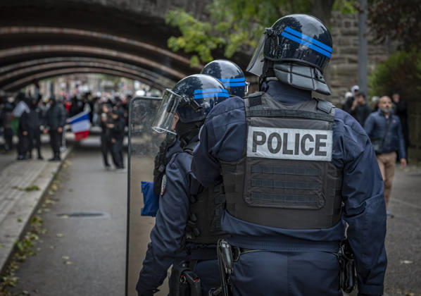 24.10.2026, Lothringen, Metz. Erneut demonstrieren am Samstag mehrere hundert Menschen im franzoesischen Metz. Schueler, Studenten, Gewerkschaften und Gelbwesten versammeln sich auf dem Place de la Republique. Von dort ziehen sie durch die Innenstadt vor das Centre Pompidou Metz. Begleitet von starken Polizeikraeften verlaeuft die Versammlung bis zum Nachmittag friedlich.