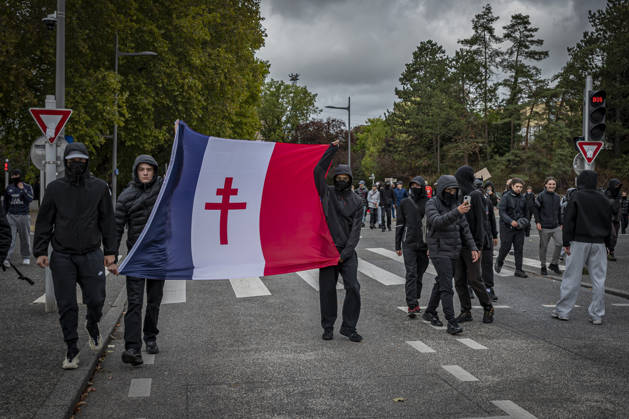 24.10.2026, Lothringen, Metz. Erneut demonstrieren am Samstag mehrere hundert Menschen im franzoesischen Metz. Schueler, Studenten, Gewerkschaften und Gelbwesten versammeln sich auf dem Place de la Republique. Von dort ziehen sie durch die Innenstadt vor das Centre Pompidou Metz. Begleitet von starken Polizeikraeften verlaeuft die Versammlung bis zum Nachmittag friedlich.