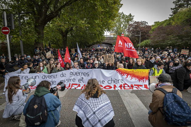24.10.2026, Lothringen, Metz. Erneut demonstrieren am Samstag mehrere hundert Menschen im franzoesischen Metz. Schueler, Studenten, Gewerkschaften und Gelbwesten versammeln sich auf dem Place de la Republique. Von dort ziehen sie durch die Innenstadt vor das Centre Pompidou Metz. Begleitet von starken Polizeikraeften verlaeuft die Versammlung bis zum Nachmittag friedlich.