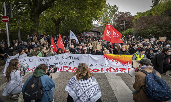 24.10.2026, Lothringen, Metz. Erneut demonstrieren am Samstag mehrere hundert Menschen im franzoesischen Metz. Schueler, Studenten, Gewerkschaften und Gelbwesten versammeln sich auf dem Place de la Republique. Von dort ziehen sie durch die Innenstadt vor das Centre Pompidou Metz. Begleitet von starken Polizeikraeften verlaeuft die Versammlung bis zum Nachmittag friedlich.