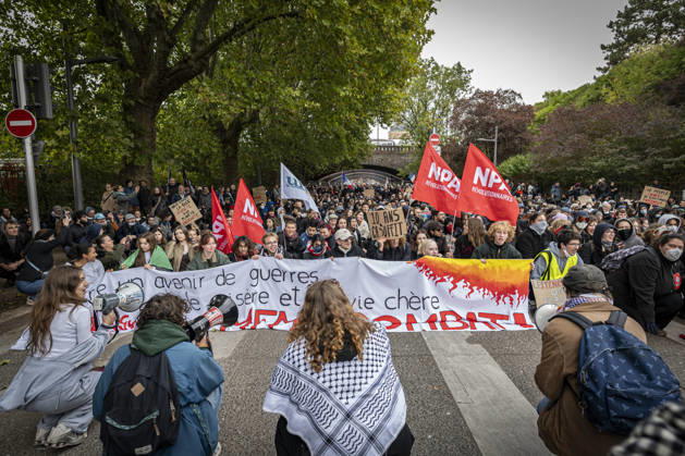 24.10.2026, Lothringen, Metz. Erneut demonstrieren am Samstag mehrere hundert Menschen im franzoesischen Metz. Schueler, Studenten, Gewerkschaften und Gelbwesten versammeln sich auf dem Place de la Republique. Von dort ziehen sie durch die Innenstadt vor das Centre Pompidou Metz. Begleitet von starken Polizeikraeften verlaeuft die Versammlung bis zum Nachmittag friedlich.