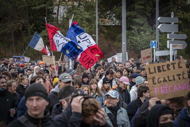 24.10.2026, Lothringen, Metz. Erneut demonstrieren am Samstag mehrere hundert Menschen im franzoesischen Metz. Schueler, Studenten, Gewerkschaften und Gelbwesten versammeln sich auf dem Place de la Republique. Von dort ziehen sie durch die Innenstadt vor das Centre Pompidou Metz. Begleitet von starken Polizeikraeften verlaeuft die Versammlung bis zum Nachmittag friedlich.