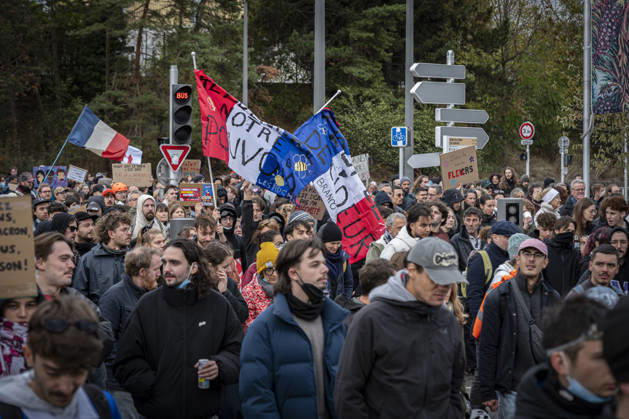 24.10.2026, Lothringen, Metz. Erneut demonstrieren am Samstag mehrere hundert Menschen im franzoesischen Metz. Schueler, Studenten, Gewerkschaften und Gelbwesten versammeln sich auf dem Place de la Republique. Von dort ziehen sie durch die Innenstadt vor das Centre Pompidou Metz. Begleitet von starken Polizeikraeften verlaeuft die Versammlung bis zum Nachmittag friedlich.