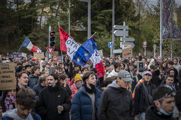 24.10.2026, Lothringen, Metz. Erneut demonstrieren am Samstag mehrere hundert Menschen im franzoesischen Metz. Schueler, Studenten, Gewerkschaften und Gelbwesten versammeln sich auf dem Place de la Republique. Von dort ziehen sie durch die Innenstadt vor das Centre Pompidou Metz. Begleitet von starken Polizeikraeften verlaeuft die Versammlung bis zum Nachmittag friedlich.