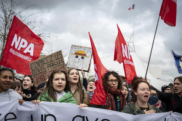 24.10.2026, Lothringen, Metz. Erneut demonstrieren am Samstag mehrere hundert Menschen im franzoesischen Metz. Schueler, Studenten, Gewerkschaften und Gelbwesten versammeln sich auf dem Place de la Republique. Von dort ziehen sie durch die Innenstadt vor das Centre Pompidou Metz. Begleitet von starken Polizeikraeften verlaeuft die Versammlung bis zum Nachmittag friedlich.