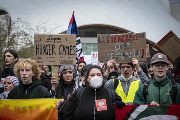 24.10.2026, Lothringen, Metz. Erneut demonstrieren am Samstag mehrere hundert Menschen im franzoesischen Metz. Schueler, Studenten, Gewerkschaften und Gelbwesten versammeln sich auf dem Place de la Republique. Von dort ziehen sie durch die Innenstadt vor das Centre Pompidou Metz. Begleitet von starken Polizeikraeften verlaeuft die Versammlung bis zum Nachmittag friedlich.