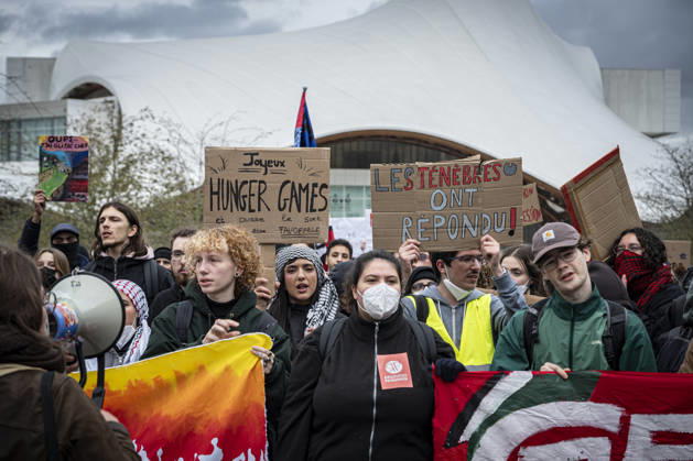 24.10.2026, Lothringen, Metz. Erneut demonstrieren am Samstag mehrere hundert Menschen im franzoesischen Metz. Schueler, Studenten, Gewerkschaften und Gelbwesten versammeln sich auf dem Place de la Republique. Von dort ziehen sie durch die Innenstadt vor das Centre Pompidou Metz. Begleitet von starken Polizeikraeften verlaeuft die Versammlung bis zum Nachmittag friedlich.
