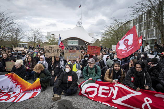 24.10.2026, Lothringen, Metz. Erneut demonstrieren am Samstag mehrere hundert Menschen im franzoesischen Metz. Schueler, Studenten, Gewerkschaften und Gelbwesten versammeln sich auf dem Place de la Republique. Von dort ziehen sie durch die Innenstadt vor das Centre Pompidou Metz. Begleitet von starken Polizeikraeften verlaeuft die Versammlung bis zum Nachmittag friedlich.