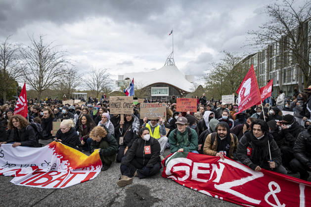 24.10.2026, Lothringen, Metz. Erneut demonstrieren am Samstag mehrere hundert Menschen im franzoesischen Metz. Schueler, Studenten, Gewerkschaften und Gelbwesten versammeln sich auf dem Place de la Republique. Von dort ziehen sie durch die Innenstadt vor das Centre Pompidou Metz. Begleitet von starken Polizeikraeften verlaeuft die Versammlung bis zum Nachmittag friedlich.