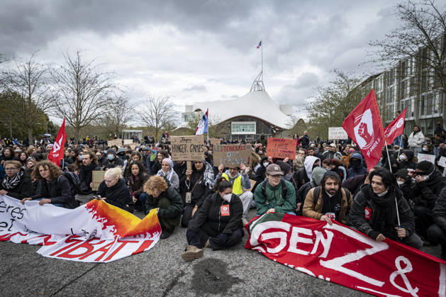 24.10.2026, Lothringen, Metz. Erneut demonstrieren am Samstag mehrere hundert Menschen im franzoesischen Metz. Schueler, Studenten, Gewerkschaften und Gelbwesten versammeln sich auf dem Place de la Republique. Von dort ziehen sie durch die Innenstadt vor das Centre Pompidou Metz. Begleitet von starken Polizeikraeften verlaeuft die Versammlung bis zum Nachmittag friedlich.