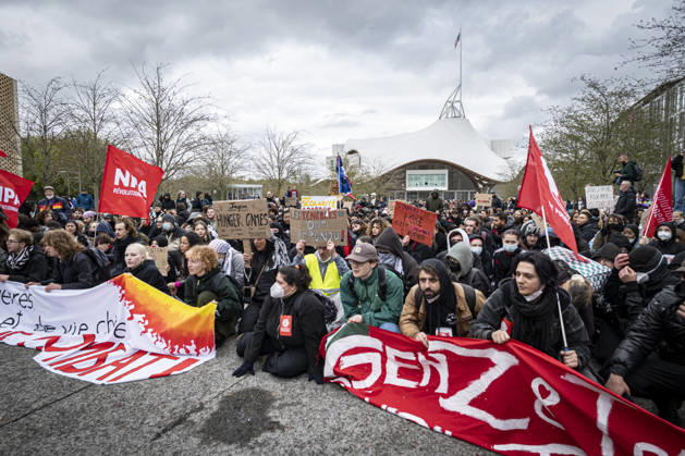 24.10.2026, Lothringen, Metz. Erneut demonstrieren am Samstag mehrere hundert Menschen im franzoesischen Metz. Schueler, Studenten, Gewerkschaften und Gelbwesten versammeln sich auf dem Place de la Republique. Von dort ziehen sie durch die Innenstadt vor das Centre Pompidou Metz. Begleitet von starken Polizeikraeften verlaeuft die Versammlung bis zum Nachmittag friedlich.