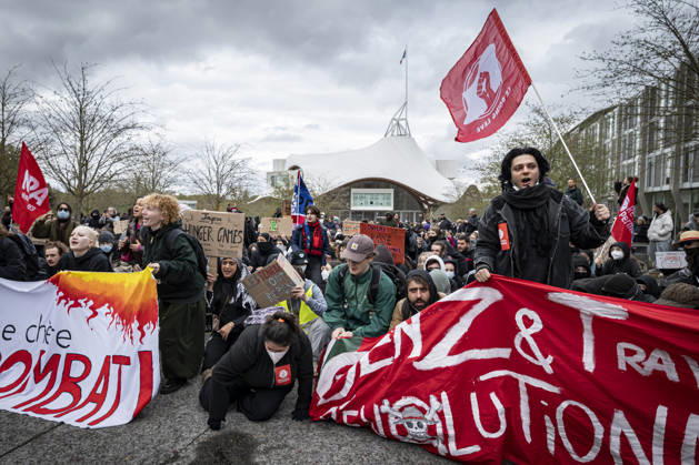 24.10.2026, Lothringen, Metz. Erneut demonstrieren am Samstag mehrere hundert Menschen im franzoesischen Metz. Schueler, Studenten, Gewerkschaften und Gelbwesten versammeln sich auf dem Place de la Republique. Von dort ziehen sie durch die Innenstadt vor das Centre Pompidou Metz. Begleitet von starken Polizeikraeften verlaeuft die Versammlung bis zum Nachmittag friedlich.