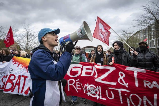 24.10.2026, Lothringen, Metz. Erneut demonstrieren am Samstag mehrere hundert Menschen im franzoesischen Metz. Schueler, Studenten, Gewerkschaften und Gelbwesten versammeln sich auf dem Place de la Republique. Von dort ziehen sie durch die Innenstadt vor das Centre Pompidou Metz. Begleitet von starken Polizeikraeften verlaeuft die Versammlung bis zum Nachmittag friedlich.