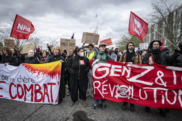 24.10.2026, Lothringen, Metz. Erneut demonstrieren am Samstag mehrere hundert Menschen im franzoesischen Metz. Schueler, Studenten, Gewerkschaften und Gelbwesten versammeln sich auf dem Place de la Republique. Von dort ziehen sie durch die Innenstadt vor das Centre Pompidou Metz. Begleitet von starken Polizeikraeften verlaeuft die Versammlung bis zum Nachmittag friedlich.