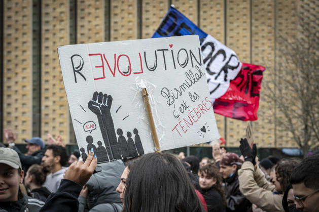 24.10.2026, Lothringen, Metz. Erneut demonstrieren am Samstag mehrere hundert Menschen im franzoesischen Metz. Schueler, Studenten, Gewerkschaften und Gelbwesten versammeln sich auf dem Place de la Republique. Von dort ziehen sie durch die Innenstadt vor das Centre Pompidou Metz. Begleitet von starken Polizeikraeften verlaeuft die Versammlung bis zum Nachmittag friedlich.