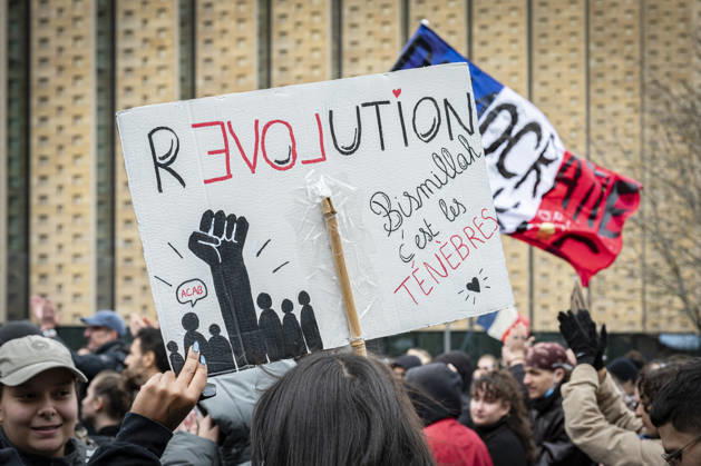 24.10.2026, Lothringen, Metz. Erneut demonstrieren am Samstag mehrere hundert Menschen im franzoesischen Metz. Schueler, Studenten, Gewerkschaften und Gelbwesten versammeln sich auf dem Place de la Republique. Von dort ziehen sie durch die Innenstadt vor das Centre Pompidou Metz. Begleitet von starken Polizeikraeften verlaeuft die Versammlung bis zum Nachmittag friedlich.