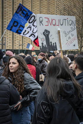 24.10.2026, Lothringen, Metz. Erneut demonstrieren am Samstag mehrere hundert Menschen im franzoesischen Metz. Schueler, Studenten, Gewerkschaften und Gelbwesten versammeln sich auf dem Place de la Republique. Von dort ziehen sie durch die Innenstadt vor das Centre Pompidou Metz. Begleitet von starken Polizeikraeften verlaeuft die Versammlung bis zum Nachmittag friedlich.