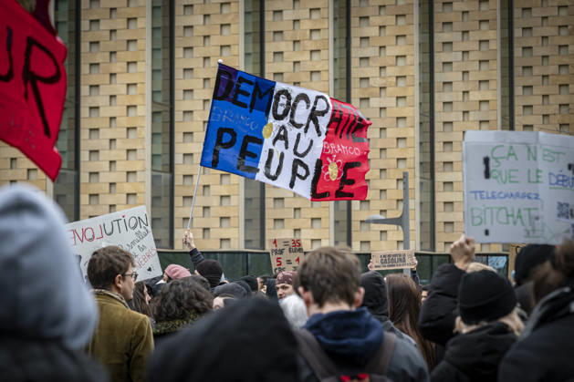 24.10.2026, Lothringen, Metz. Erneut demonstrieren am Samstag mehrere hundert Menschen im franzoesischen Metz. Schueler, Studenten, Gewerkschaften und Gelbwesten versammeln sich auf dem Place de la Republique. Von dort ziehen sie durch die Innenstadt vor das Centre Pompidou Metz. Begleitet von starken Polizeikraeften verlaeuft die Versammlung bis zum Nachmittag friedlich.