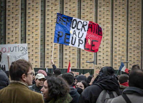 24.10.2026, Lothringen, Metz. Erneut demonstrieren am Samstag mehrere hundert Menschen im franzoesischen Metz. Schueler, Studenten, Gewerkschaften und Gelbwesten versammeln sich auf dem Place de la Republique. Von dort ziehen sie durch die Innenstadt vor das Centre Pompidou Metz. Begleitet von starken Polizeikraeften verlaeuft die Versammlung bis zum Nachmittag friedlich.