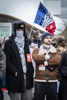 24.10.2026, Lothringen, Metz. Erneut demonstrieren am Samstag mehrere hundert Menschen im franzoesischen Metz. Schueler, Studenten, Gewerkschaften und Gelbwesten versammeln sich auf dem Place de la Republique. Von dort ziehen sie durch die Innenstadt vor das Centre Pompidou Metz. Begleitet von starken Polizeikraeften verlaeuft die Versammlung bis zum Nachmittag friedlich.