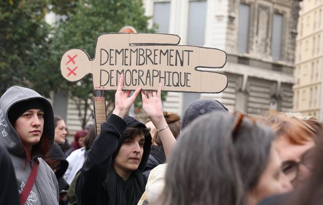 October 24 Protest PHOTOPQR LE PROGRES Richard MOUILLAUD Lyon Oct. 24, 2026 October 24 Protest October 24 Protest France Oct. 24, 2026 Another day of protests this Saturday, and amid fears of renewed violence and looting, restrictions on freedom of movement and assembly have multiplied, drawing sharp criticism from civil liberties groups Lyon, Rhône, Rhône-Alpes, France  Copyright: xPHOTOPQR LExPROGRES MAXPPPxRichardxMOUILLAUDx 20261024LPL7649 20261024LPL7649