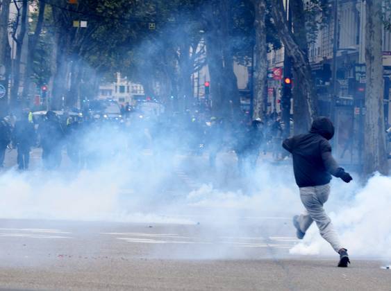 October 24 Protest PHOTOPQR LE PROGRES Richard MOUILLAUD Lyon Oct. 24, 2026 October 24 Protest October 24 Protest France Oct. 24, 2026 Another day of protests this Saturday, and amid fears of renewed violence and looting, restrictions on freedom of movement and assembly have multiplied, drawing sharp criticism from civil liberties groups Lyon, Rhône, Rhône-Alpes, France Copyright: xPHOTOPQR LExPROGRES MAXPPPxRichardxMOUILLAUDx 20261024LPL7651 20261024LPL7651