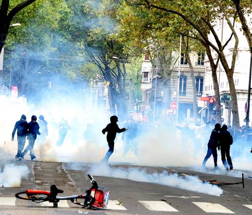 October 24 Protest PHOTOPQR LE PROGRES Richard MOUILLAUD Lyon Oct. 24, 2026 October 24 Protest October 24 Protest France Oct. 24, 2026 Another day of protests this Saturday, and amid fears of renewed violence and looting, restrictions on freedom of movement and assembly have multiplied, drawing sharp criticism from civil liberties groups Lyon, Rhône, Rhône-Alpes, France  Copyright: xPHOTOPQR LExPROGRES MAXPPPxRichardxMOUILLAUDx 20261024LPL7670 20261024LPL7670