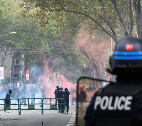 October 24 Protest PHOTOPQR LE PROGRES Richard MOUILLAUD Lyon Oct. 24, 2026 October 24 Protest October 24 Protest France Oct. 24, 2026 Another day of protests this Saturday, and amid fears of renewed violence and looting, restrictions on freedom of movement and assembly have multiplied, drawing sharp criticism from civil liberties groups Lyon, Rhône, Rhône-Alpes, France  Copyright: xPHOTOPQR LExPROGRES MAXPPPxRichardxMOUILLAUDx 20261024LPL7677 20261024LPL7677