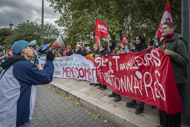 24.10.2026, Lothringen, Metz. Erneut demonstrieren am Samstag mehrere hundert Menschen im franzoesischen Metz. Schueler, Studenten, Gewerkschaften und Gelbwesten versammeln sich auf dem Place de la Republique. Von dort ziehen sie durch die Innenstadt vor das Centre Pompidou Metz. Begleitet von starken Polizeikraeften verlaeuft die Versammlung bis zum Nachmittag friedlich.