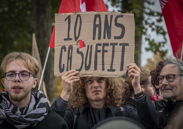 24.10.2026, Lothringen, Metz. Erneut demonstrieren am Samstag mehrere hundert Menschen im franzoesischen Metz. Schueler, Studenten, Gewerkschaften und Gelbwesten versammeln sich auf dem Place de la Republique. Von dort ziehen sie durch die Innenstadt vor das Centre Pompidou Metz. Begleitet von starken Polizeikraeften verlaeuft die Versammlung bis zum Nachmittag friedlich.