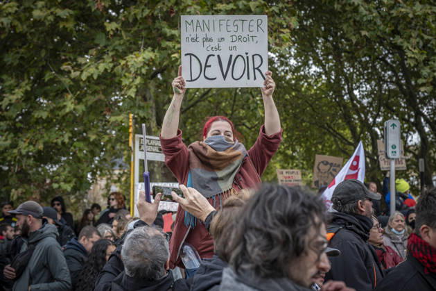 24.10.2026, Lothringen, Metz. Erneut demonstrieren am Samstag mehrere hundert Menschen im franzoesischen Metz. Schueler, Studenten, Gewerkschaften und Gelbwesten versammeln sich auf dem Place de la Republique. Von dort ziehen sie durch die Innenstadt vor das Centre Pompidou Metz. Begleitet von starken Polizeikraeften verlaeuft die Versammlung bis zum Nachmittag friedlich.
