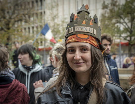 24.10.2026, Lothringen, Metz. Erneut demonstrieren am Samstag mehrere hundert Menschen im franzoesischen Metz. Schueler, Studenten, Gewerkschaften und Gelbwesten versammeln sich auf dem Place de la Republique. Von dort ziehen sie durch die Innenstadt vor das Centre Pompidou Metz. Begleitet von starken Polizeikraeften verlaeuft die Versammlung bis zum Nachmittag friedlich.