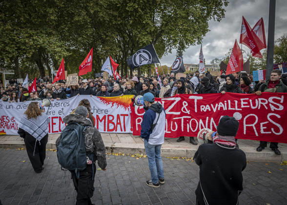 24.10.2026, Lothringen, Metz. Erneut demonstrieren am Samstag mehrere hundert Menschen im franzoesischen Metz. Schueler, Studenten, Gewerkschaften und Gelbwesten versammeln sich auf dem Place de la Republique. Von dort ziehen sie durch die Innenstadt vor das Centre Pompidou Metz. Begleitet von starken Polizeikraeften verlaeuft die Versammlung bis zum Nachmittag friedlich.