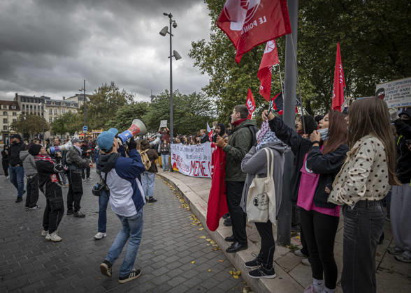 24.10.2026, Lothringen, Metz. Erneut demonstrieren am Samstag mehrere hundert Menschen im franzoesischen Metz. Schueler, Studenten, Gewerkschaften und Gelbwesten versammeln sich auf dem Place de la Republique. Von dort ziehen sie durch die Innenstadt vor das Centre Pompidou Metz. Begleitet von starken Polizeikraeften verlaeuft die Versammlung bis zum Nachmittag friedlich.