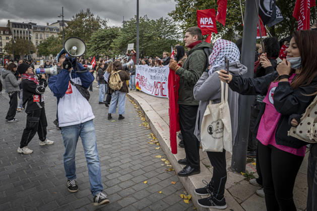24.10.2026, Lothringen, Metz. Erneut demonstrieren am Samstag mehrere hundert Menschen im franzoesischen Metz. Schueler, Studenten, Gewerkschaften und Gelbwesten versammeln sich auf dem Place de la Republique. Von dort ziehen sie durch die Innenstadt vor das Centre Pompidou Metz. Begleitet von starken Polizeikraeften verlaeuft die Versammlung bis zum Nachmittag friedlich.