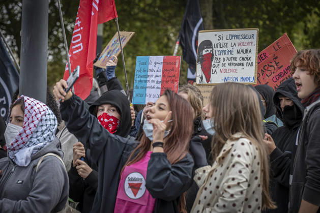 24.10.2026, Lothringen, Metz. Erneut demonstrieren am Samstag mehrere hundert Menschen im franzoesischen Metz. Schueler, Studenten, Gewerkschaften und Gelbwesten versammeln sich auf dem Place de la Republique. Von dort ziehen sie durch die Innenstadt vor das Centre Pompidou Metz. Begleitet von starken Polizeikraeften verlaeuft die Versammlung bis zum Nachmittag friedlich.