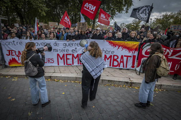 24.10.2026, Lothringen, Metz. Erneut demonstrieren am Samstag mehrere hundert Menschen im franzoesischen Metz. Schueler, Studenten, Gewerkschaften und Gelbwesten versammeln sich auf dem Place de la Republique. Von dort ziehen sie durch die Innenstadt vor das Centre Pompidou Metz. Begleitet von starken Polizeikraeften verlaeuft die Versammlung bis zum Nachmittag friedlich.