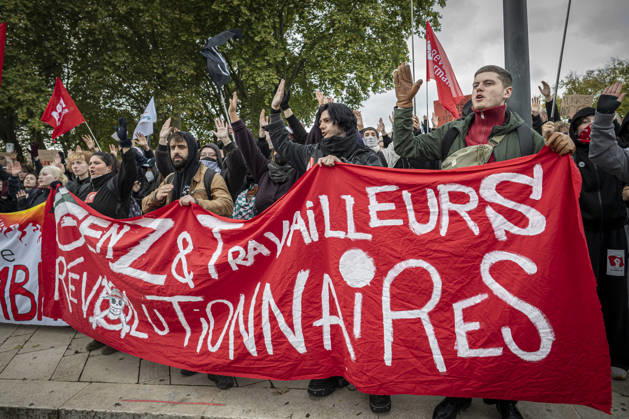 24.10.2026, Lothringen, Metz. Erneut demonstrieren am Samstag mehrere hundert Menschen im franzoesischen Metz. Schueler, Studenten, Gewerkschaften und Gelbwesten versammeln sich auf dem Place de la Republique. Von dort ziehen sie durch die Innenstadt vor das Centre Pompidou Metz. Begleitet von starken Polizeikraeften verlaeuft die Versammlung bis zum Nachmittag friedlich.