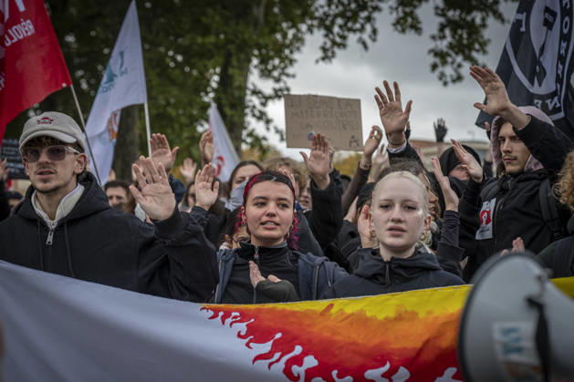 24.10.2026, Lothringen, Metz. Erneut demonstrieren am Samstag mehrere hundert Menschen im franzoesischen Metz. Schueler, Studenten, Gewerkschaften und Gelbwesten versammeln sich auf dem Place de la Republique. Von dort ziehen sie durch die Innenstadt vor das Centre Pompidou Metz. Begleitet von starken Polizeikraeften verlaeuft die Versammlung bis zum Nachmittag friedlich.