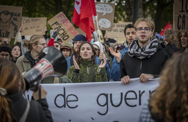 24.10.2026, Lothringen, Metz. Erneut demonstrieren am Samstag mehrere hundert Menschen im franzoesischen Metz. Schueler, Studenten, Gewerkschaften und Gelbwesten versammeln sich auf dem Place de la Republique. Von dort ziehen sie durch die Innenstadt vor das Centre Pompidou Metz. Begleitet von starken Polizeikraeften verlaeuft die Versammlung bis zum Nachmittag friedlich.