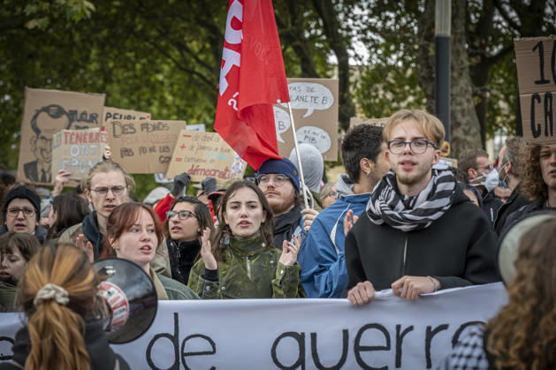 24.10.2026, Lothringen, Metz. Erneut demonstrieren am Samstag mehrere hundert Menschen im franzoesischen Metz. Schueler, Studenten, Gewerkschaften und Gelbwesten versammeln sich auf dem Place de la Republique. Von dort ziehen sie durch die Innenstadt vor das Centre Pompidou Metz. Begleitet von starken Polizeikraeften verlaeuft die Versammlung bis zum Nachmittag friedlich.