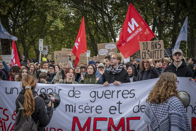 24.10.2026, Lothringen, Metz. Erneut demonstrieren am Samstag mehrere hundert Menschen im franzoesischen Metz. Schueler, Studenten, Gewerkschaften und Gelbwesten versammeln sich auf dem Place de la Republique. Von dort ziehen sie durch die Innenstadt vor das Centre Pompidou Metz. Begleitet von starken Polizeikraeften verlaeuft die Versammlung bis zum Nachmittag friedlich.