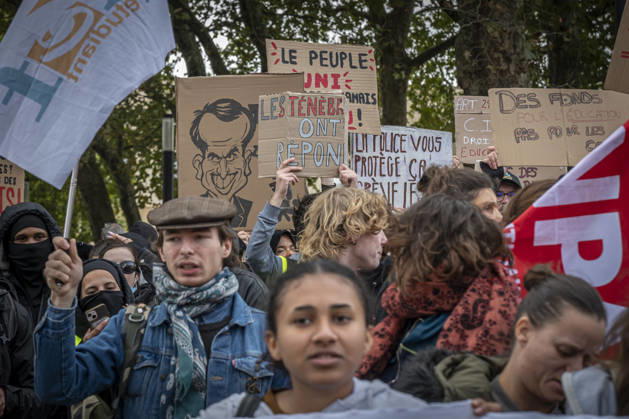 24.10.2026, Lothringen, Metz. Erneut demonstrieren am Samstag mehrere hundert Menschen im franzoesischen Metz. Schueler, Studenten, Gewerkschaften und Gelbwesten versammeln sich auf dem Place de la Republique. Von dort ziehen sie durch die Innenstadt vor das Centre Pompidou Metz. Begleitet von starken Polizeikraeften verlaeuft die Versammlung bis zum Nachmittag friedlich.