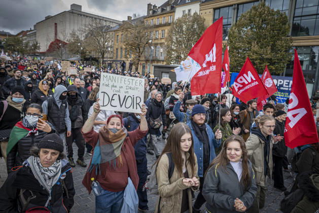24.10.2026, Lothringen, Metz. Erneut demonstrieren am Samstag mehrere hundert Menschen im franzoesischen Metz. Schueler, Studenten, Gewerkschaften und Gelbwesten versammeln sich auf dem Place de la Republique. Von dort ziehen sie durch die Innenstadt vor das Centre Pompidou Metz. Begleitet von starken Polizeikraeften verlaeuft die Versammlung bis zum Nachmittag friedlich.