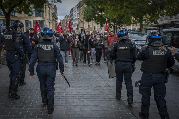 24.10.2026, Lothringen, Metz. Erneut demonstrieren am Samstag mehrere hundert Menschen im franzoesischen Metz. Schueler, Studenten, Gewerkschaften und Gelbwesten versammeln sich auf dem Place de la Republique. Von dort ziehen sie durch die Innenstadt vor das Centre Pompidou Metz. Begleitet von starken Polizeikraeften verlaeuft die Versammlung bis zum Nachmittag friedlich.