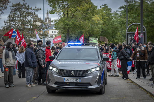 24.10.2026, Lothringen, Metz. Erneut demonstrieren am Samstag mehrere hundert Menschen im franzoesischen Metz. Schueler, Studenten, Gewerkschaften und Gelbwesten versammeln sich auf dem Place de la Republique. Von dort ziehen sie durch die Innenstadt vor das Centre Pompidou Metz. Begleitet von starken Polizeikraeften verlaeuft die Versammlung bis zum Nachmittag friedlich.