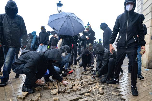 Social Movement: Protest in Bordeaux on October 24, 2026 PHOTOPQR SUD OUEST Fabien COTTEREAU Fabcot33 Bordeaux October 24, 2026 Protest in Bordeaux on October 24, 2026 Mobilization on October 2October 4: Approximately 15,000 protesters in Bordeaux; clashes broke out at the end of the march at Place de la Bourse and along the quays. France, Oct. 24, 2026. Another day of protests this Saturday, and amid fears of renewed violence and looting, restrictions on freedom of movement and assembly have increased, drawing sharp criticism from civil liberties groups. Bordeaux, Gironde, France Copyright: xPHOTOPQR SUDxOUEST MAXPPPxFabienxCOTTEREAUx xFabcot33x 20261024SDO7700 20261024SDO7700