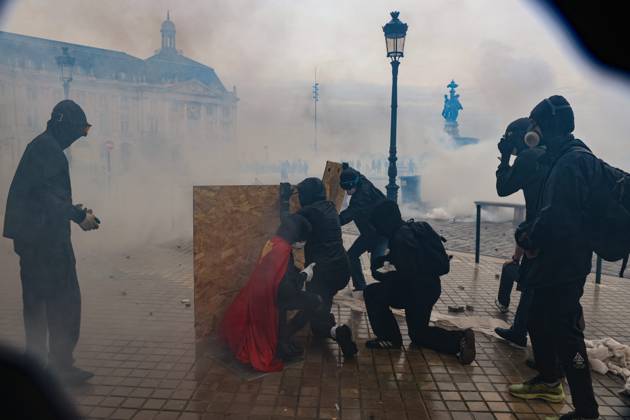 Social Movement: Protest in Bordeaux on October 24, 2026 PHOTOPQR SUD OUEST Fabien COTTEREAU Fabcot33 Bordeaux October 24, 2026 Protest in Bordeaux on October 24, 2026 Mobilization on October 2October 4: Approximately 15,000 protesters in Bordeaux; clashes broke out at the end of the march at Place de la Bourse and along the quays. France, Oct. 24, 2026. Another day of protests this Saturday, and amid fears of renewed violence and looting, restrictions on freedom of movement and assembly have increased, drawing sharp criticism from civil liberties groups. Bordeaux, Gironde, France Copyright: xPHOTOPQR SUDxOUEST MAXPPPxFabienxCOTTEREAUx xFabcot33x 20261024SDO7702 20261024SDO7702